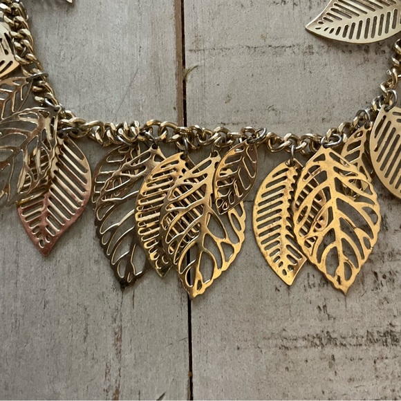 Gold tone leaf necklace - Picture 2 of 5